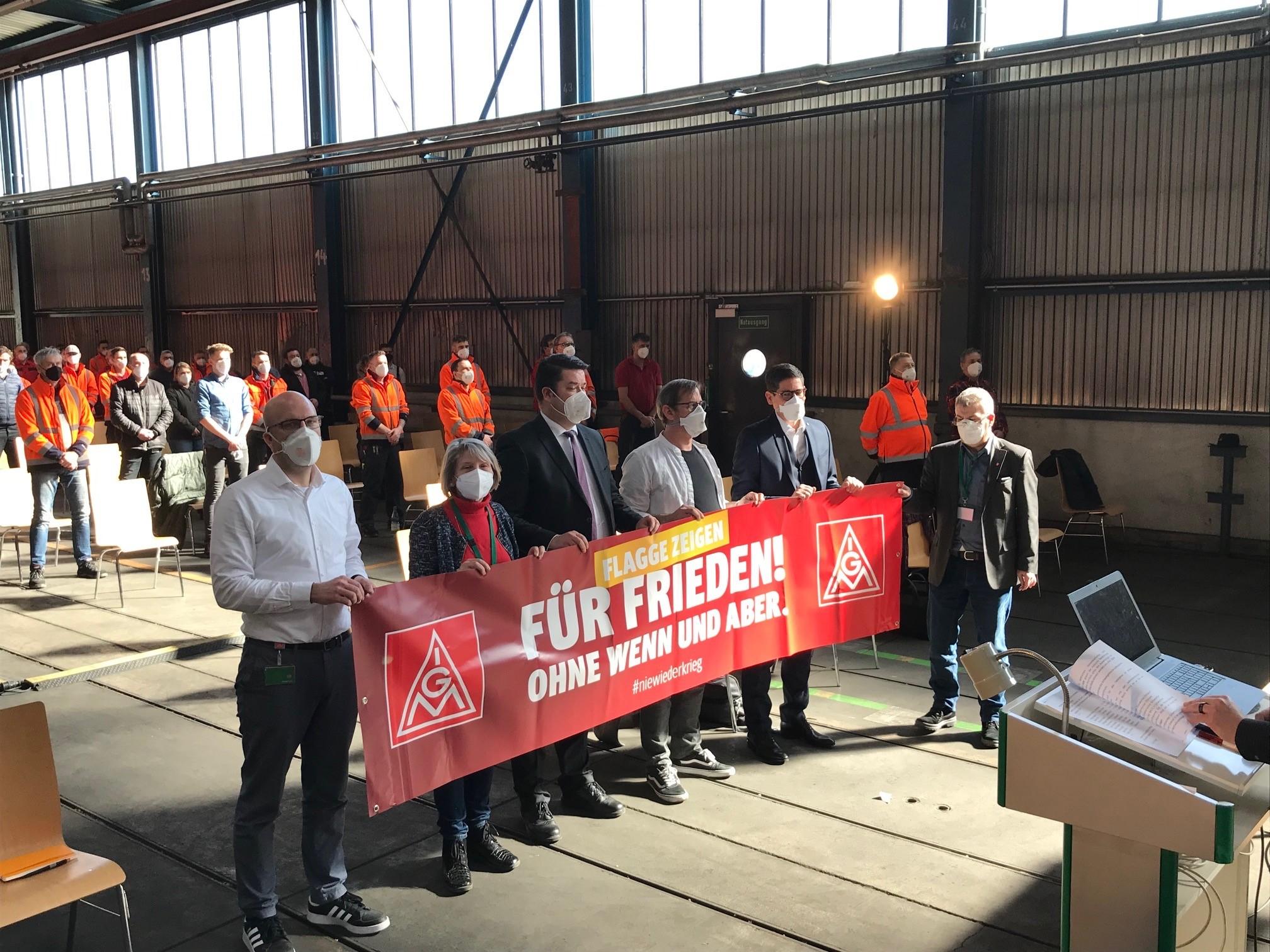 Schweigeminute bei Schaeffler in Eltmann zum Gedenken an die Opfer des Krieges in der Ukraine