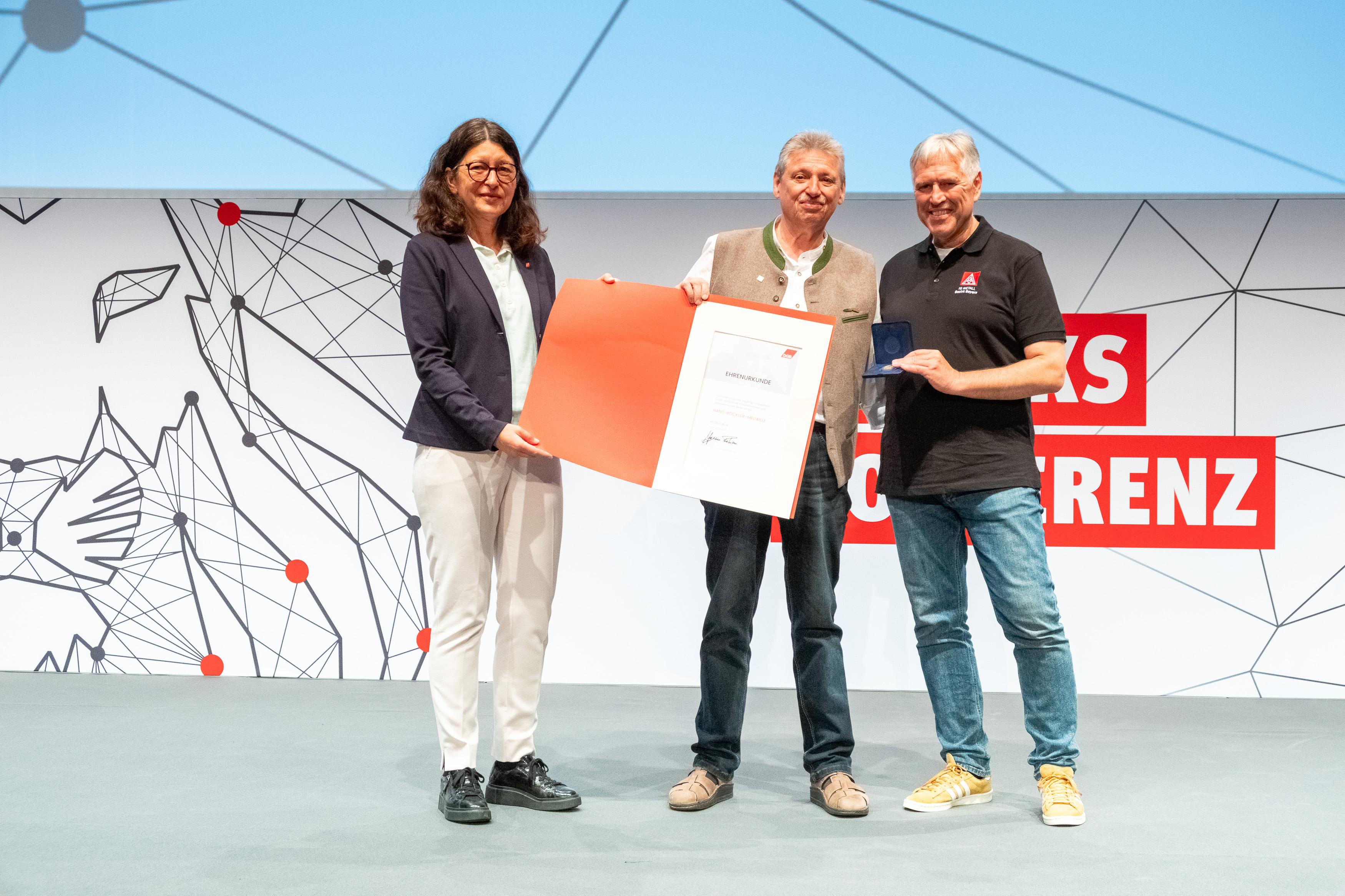  Hans-Böckler-Medaille für Peter Hübler (Mitte; mit Verena Di Pasquale und Horst Ott)