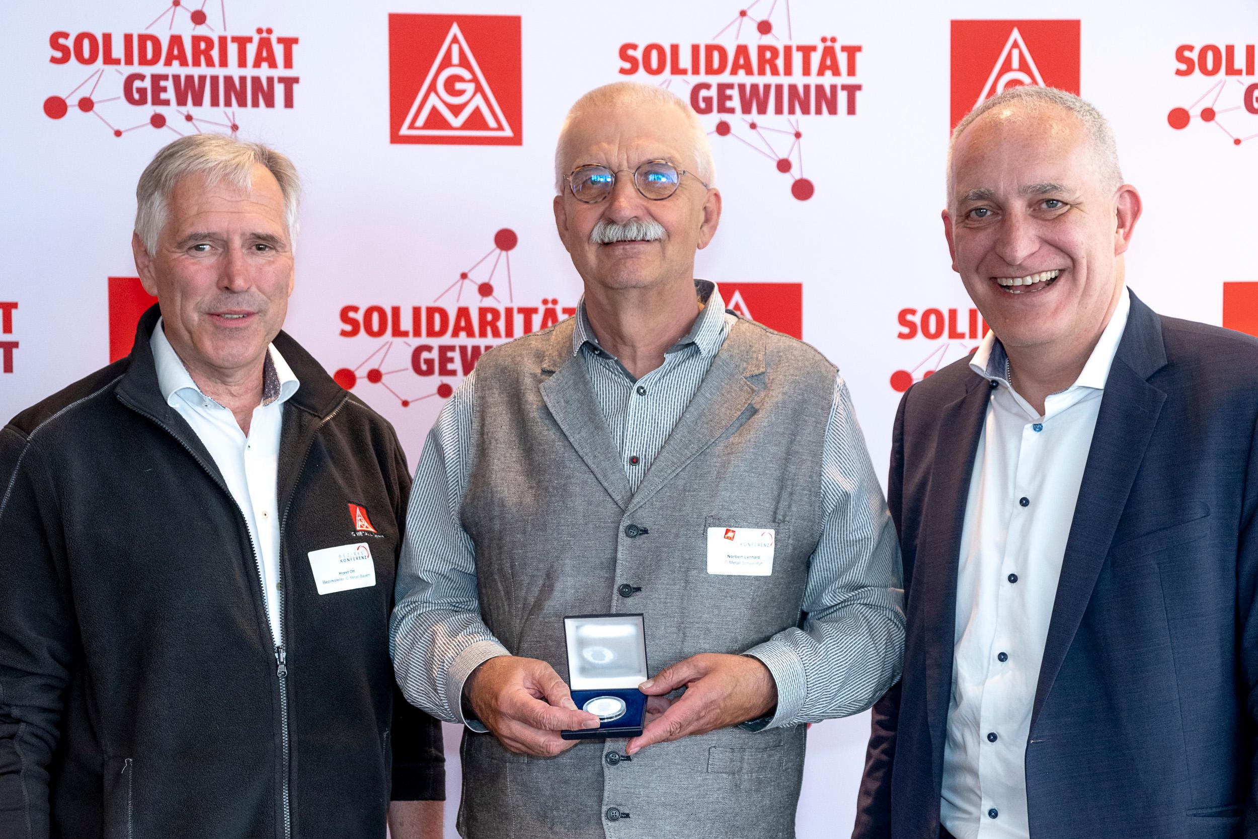 Horst Ott, Norbert Lenhard (Preisträger der Hans-Böckler-Medaille) und Jürgen Kerner auf der Bezirkskonferenz der IG Metall Bayern 2025