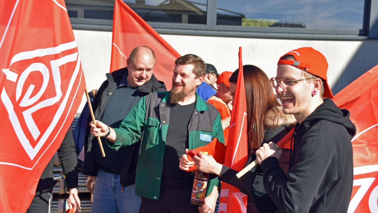 Warnstreik Holz und Kunststoff Tarifrunde im Oktober 2021 bei Heyco in Tittling in Bayern