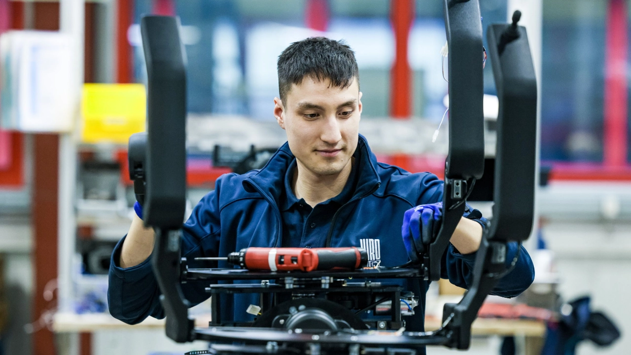 Ein Mitarbeiter in der Produktion bei Hiro Lift in Bielefeld