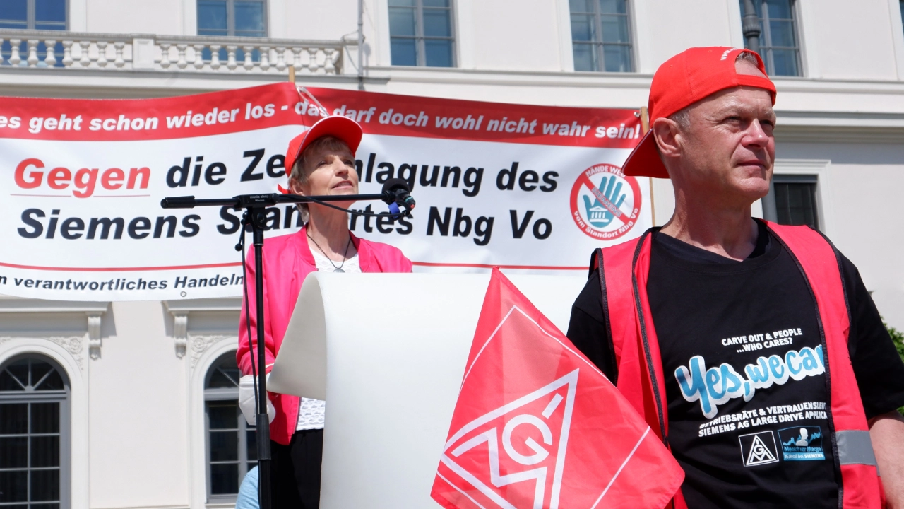 Birgit Steinborn redet bei Kundgebung Siemens LDA in München