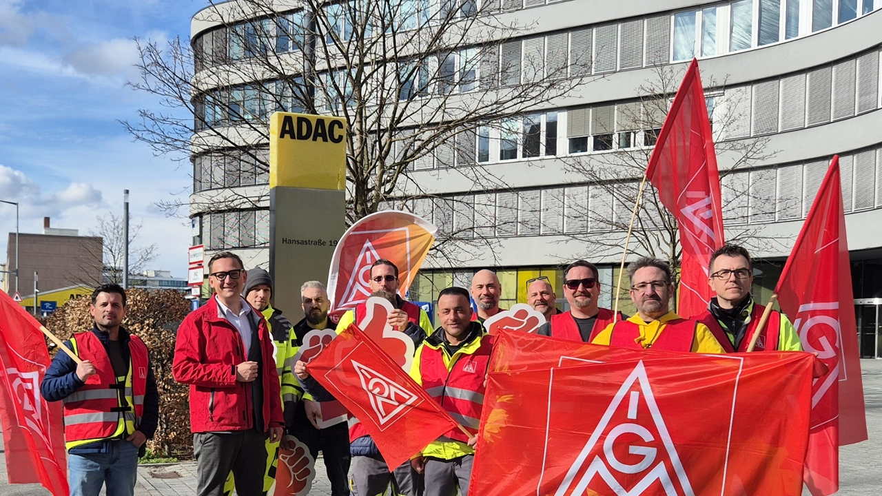 Warnstreik vor der ADAC-Zentrale in München