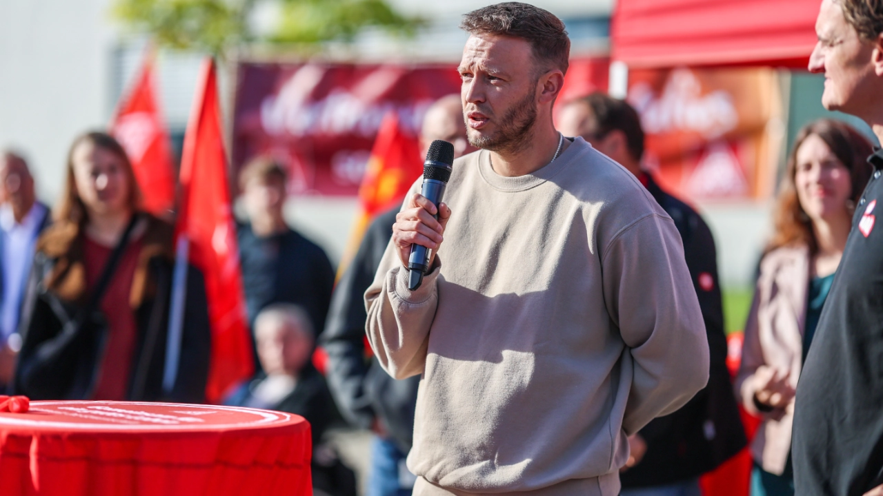 Sebastian Rohloff spricht als BR-Wahlvorstand von Cellforce bei der Protestaktion
