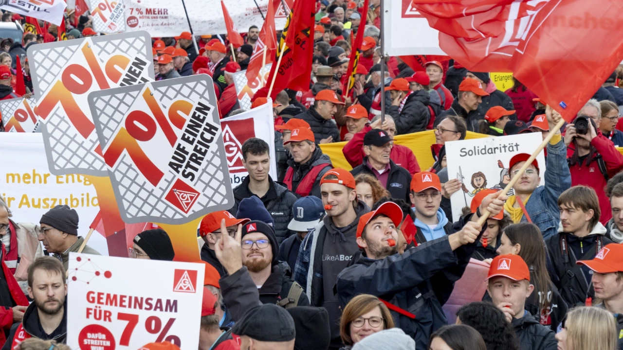 3500 Beschäftigte haben bei der 2. Tarifverhandlung für die bayerische Metall- und Elektroindustrie in Nürnberg für 7 Prozent mehr Geld und 170 Euro mehr für Auszubildende demonstriert.