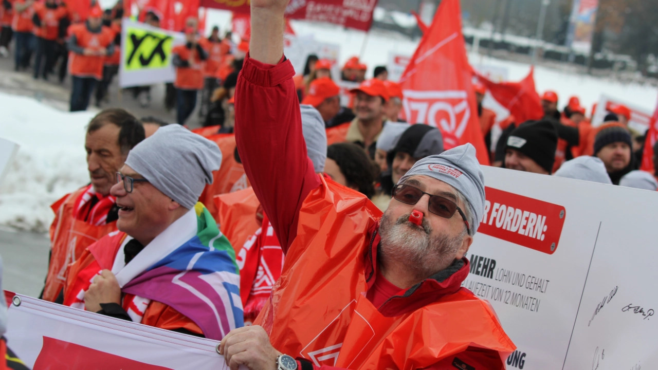 450 Beschäftigte aus neun Betrieben der bayerischen holz- und kunststoffverarbeitenden Industrie haben am 7. Dezember 2023 in Straubing mit einer Demonstration vor der ersten Tarifverhandlung Druck auf die Arbeitgeber gemacht. Beteiligte Betriebe: Heyco (Tittling), Sanipa (Treuchtlingen), Novem Car Interior (Vorbach), Jeld-Wen (Oettingen), Bayerwald (Neukirchen), Völkl (Straubing), Peri (Weißenhorn), Steelcase (Rosenheim) und Hamberger (Stephanskirchen).