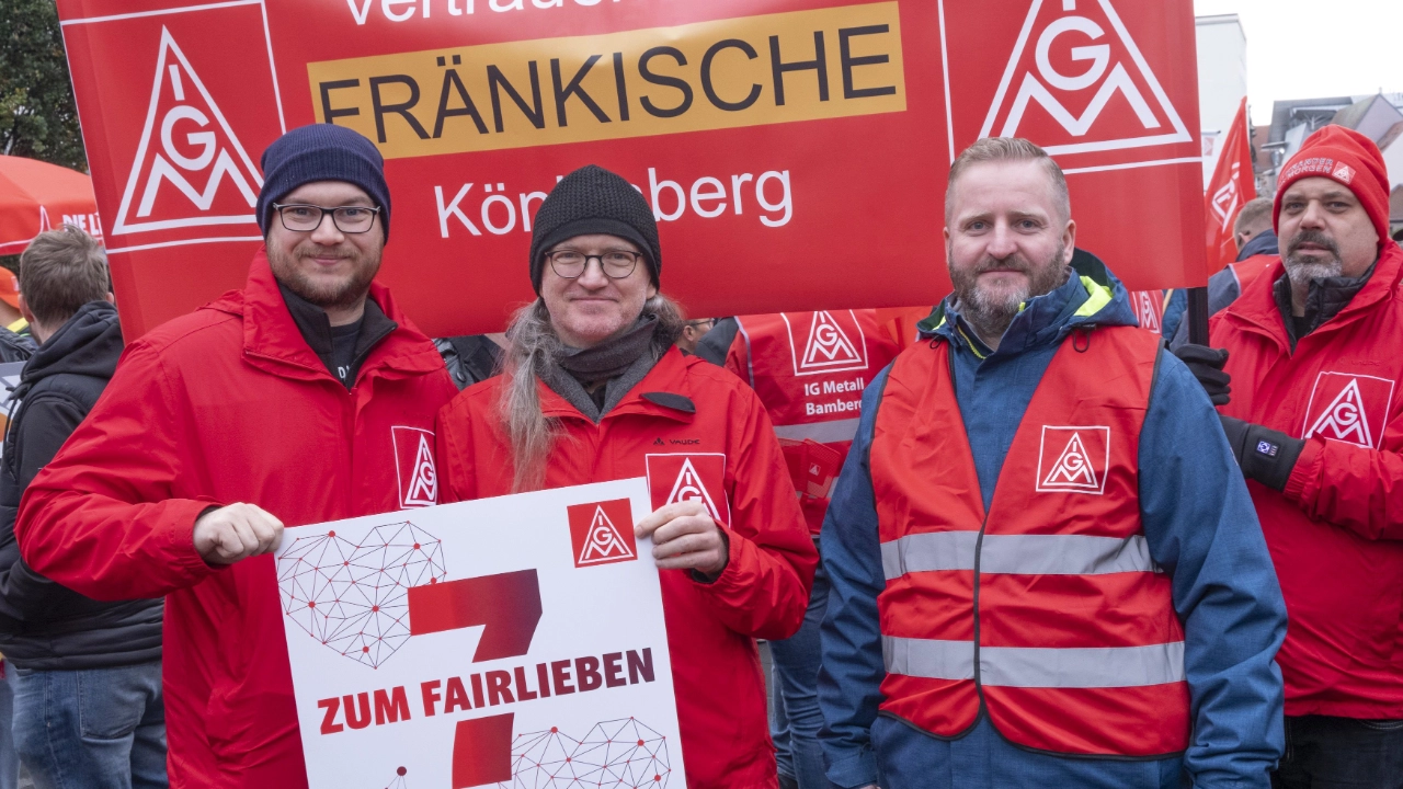 3500 Beschäftigte haben bei der 2. Tarifverhandlung für die bayerische Metall- und Elektroindustrie in Nürnberg für 7 Prozent mehr Geld und 170 Euro mehr für Auszubildende demonstriert.