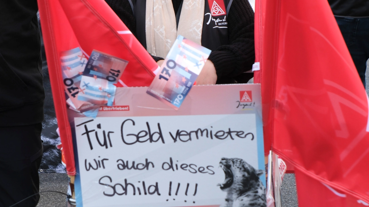 5000 Beschäftigte demonstrieren bei der 1. Tarifverhandlung für die bayerische Metall- und Elektroindustrie 2024 in München für 7 Prozent mehr Geld und 170 Euro mehr für Azubis.