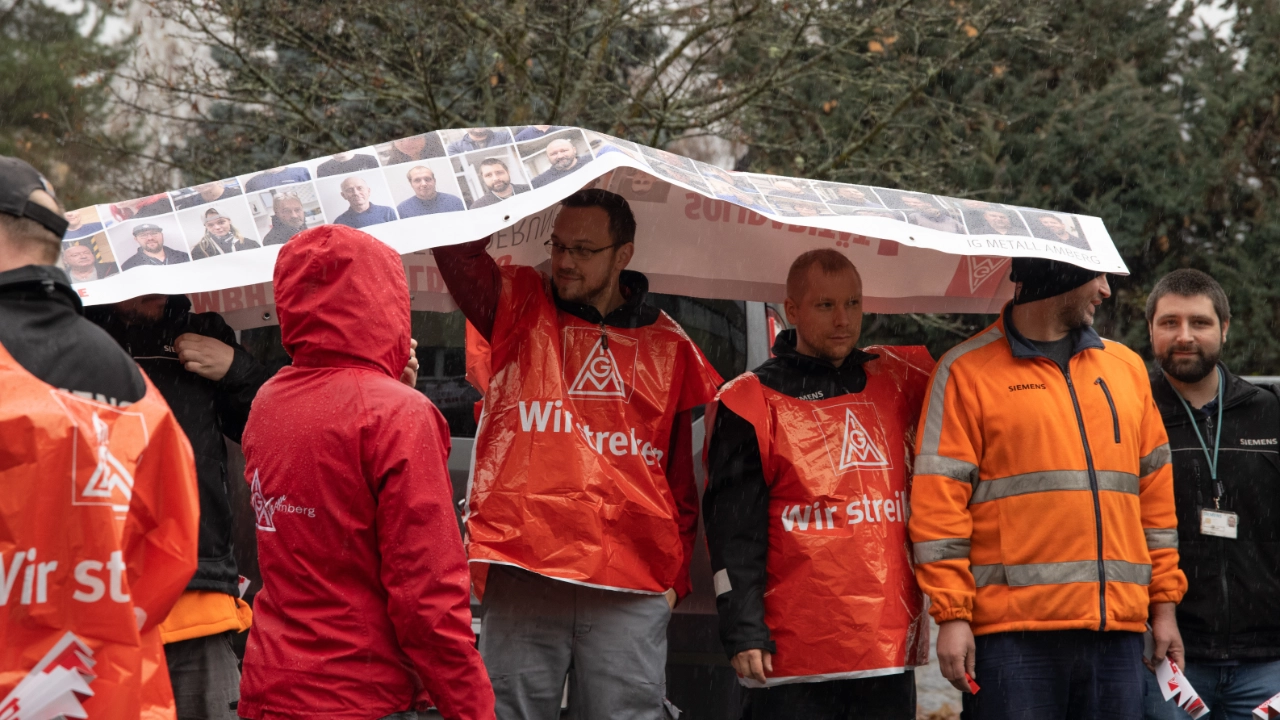 Warnstreik im Regen bei Siemens Mobility in Luhe