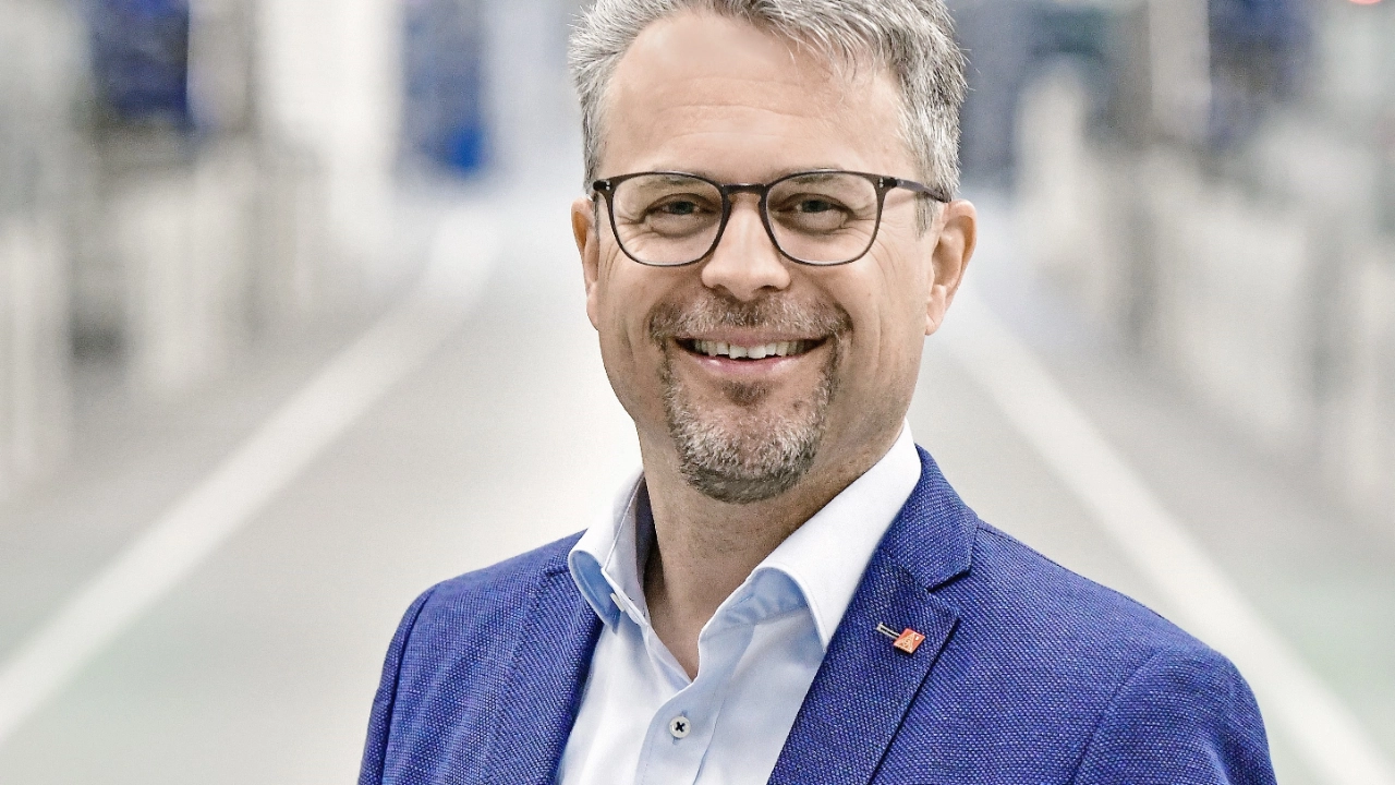 Peter Mosch, Gesamtbetriebsratsvorsitzender Audi: Kollege Horn – unser Jacky – geht gern neue Wege, ist ein kritischer Geist im besten Sinne und geht spielerisch mit neuen Ideen um. Seine zwei Jahrzehnte in Ingolstadt waren ein Glücksfall für die IG Metall und uns bei Audi. Mit dem von ihm vorangetrieben Projekt "Vision Ingolstadt 2030 – Digitalisierung der Arbeit und Zukunft der Mitbestimmung" hat er die Türen für eine moderne Betriebsratsarbeit aufgestoßen. Danke!