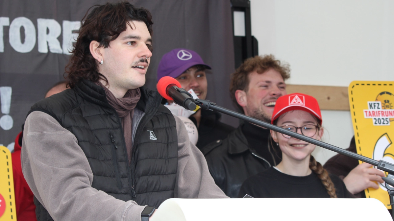 Lautstarke Kundgebung vor der ersten Tarifverhandlung in München