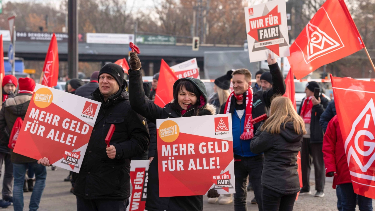 Bayerische Beschäftigte bei der Kundgebung am Rande der 2. Tarifverhandlung in der Leiharbeit in Berlin