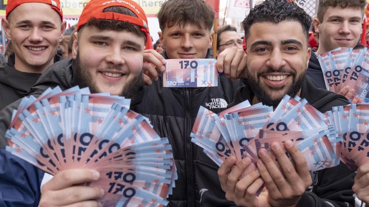 3500 Beschäftigte haben bei der 2. Tarifverhandlung für die bayerische Metall- und Elektroindustrie in Nürnberg für 7 Prozent mehr Geld und 170 Euro mehr für Auszubildende demonstriert.