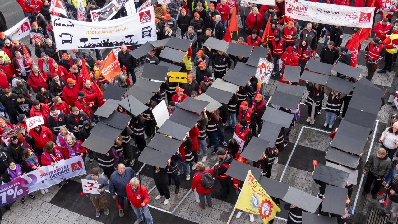 3500 Beschäftigte haben bei der 2. Tarifverhandlung für die bayerische Metall- und Elektroindustrie in Nürnberg für 7 Prozent mehr Geld und 170 Euro mehr für Auszubildende demonstriert.