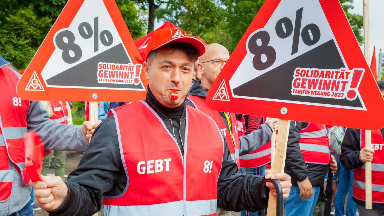 Vor der ersten Verhandlung in Bayern demonstrierten 4000 Beschäftigte in Nürnberg.