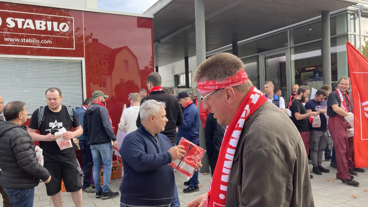 280 Kolleginnen und Kollegen legten bei Schwan-Stabilo in Weißenburg ihre Arbeit nieder