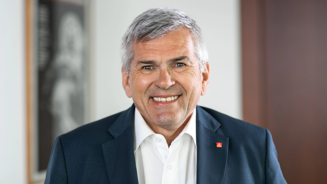 Jörg Hofmann, Erster Vorsitzender der IG Metall: Kompetenz, Kollegialität und ein klarer Kompass: Als Bezirksleiter hat Jacky das Motto "Mehr Mitbestimmung wagen" selbst gelebt. Ob bei Tarifbewegungen gegenüber der Politik oder im Austausch mit Umweltschützern: Jacky hatte stets den richtigen Draht zu den Menschen und Mitgliedern. Er hat die IG Metall in Bayern gut aufgestellt. Servus und Danke, Jacky, für Deine Arbeit!