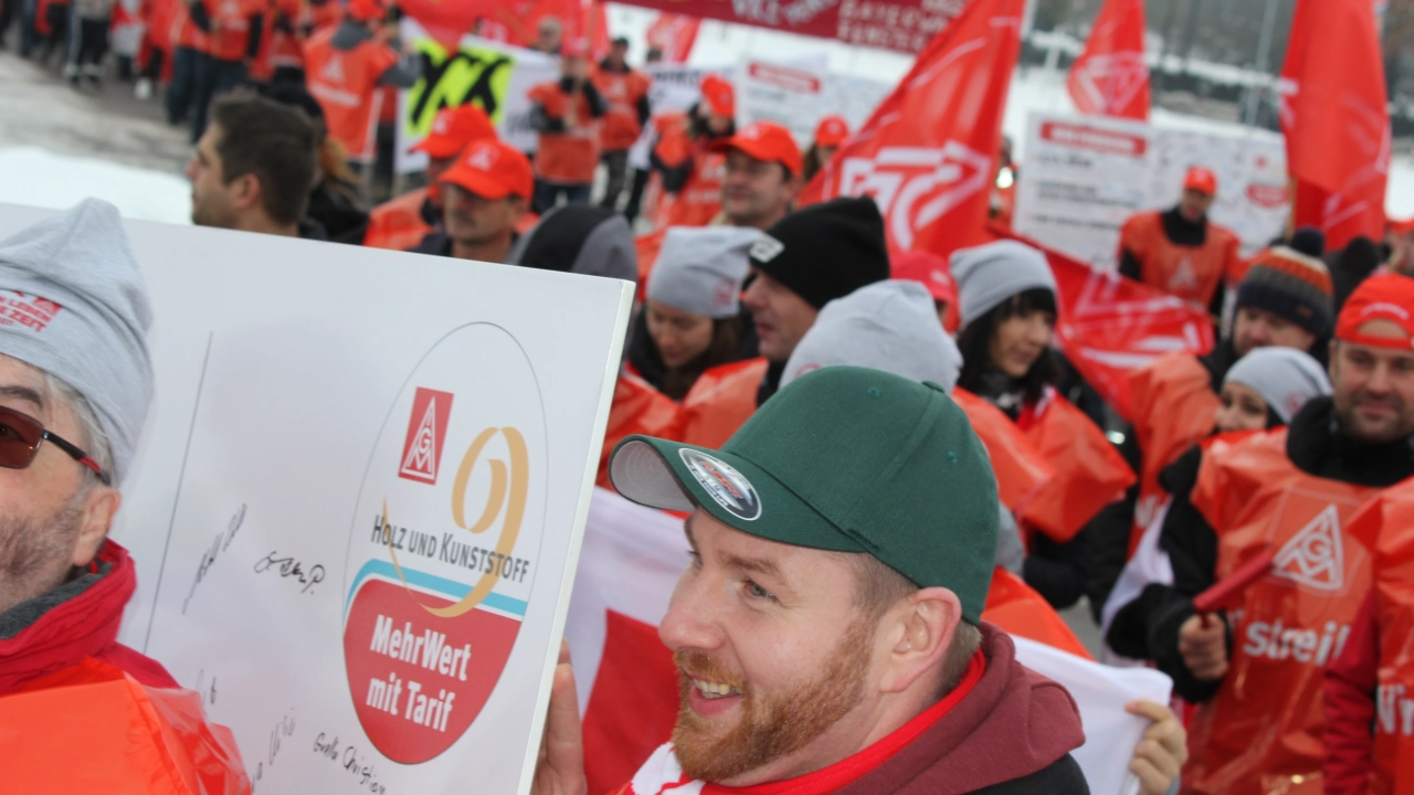 450 Beschäftigte aus neun Betrieben der bayerischen holz- und kunststoffverarbeitenden Industrie haben am 7. Dezember 2023 in Straubing mit einer Demonstration vor der ersten Tarifverhandlung Druck auf die Arbeitgeber gemacht. Beteiligte Betriebe: Heyco (Tittling), Sanipa (Treuchtlingen), Novem Car Interior (Vorbach), Jeld-Wen (Oettingen), Bayerwald (Neukirchen), Völkl (Straubing), Peri (Weißenhorn), Steelcase (Rosenheim) und Hamberger (Stephanskirchen).