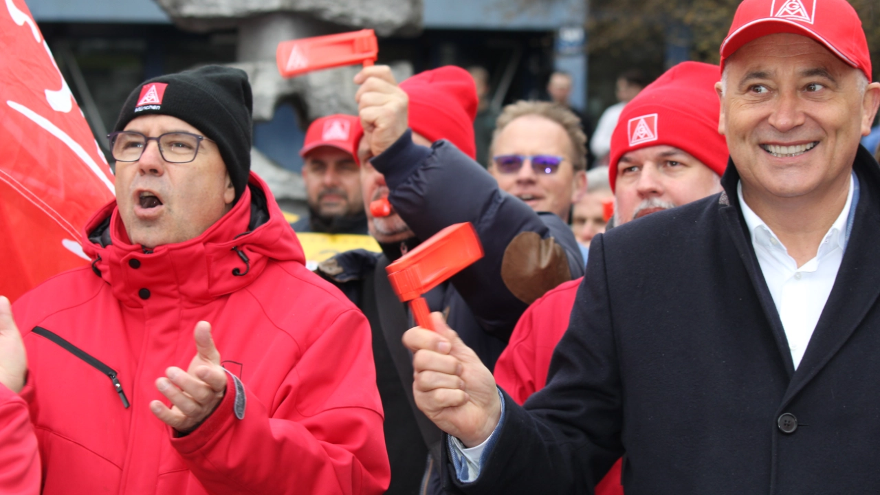 Lautstarke Kundgebung vor der ersten Tarifverhandlung in München