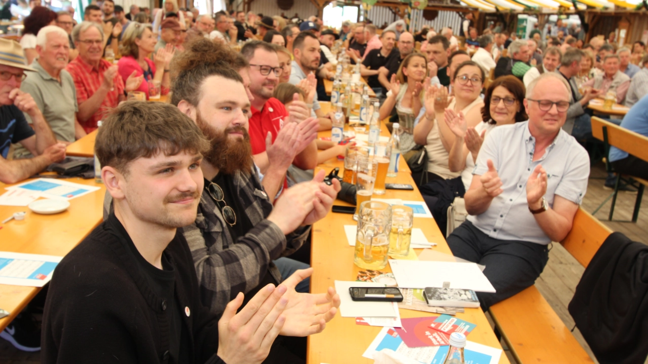 500 Gewerkschafter*innen bei der Kundgebung am Tag der Arbeit 2025 in Passau auf der Maidult.