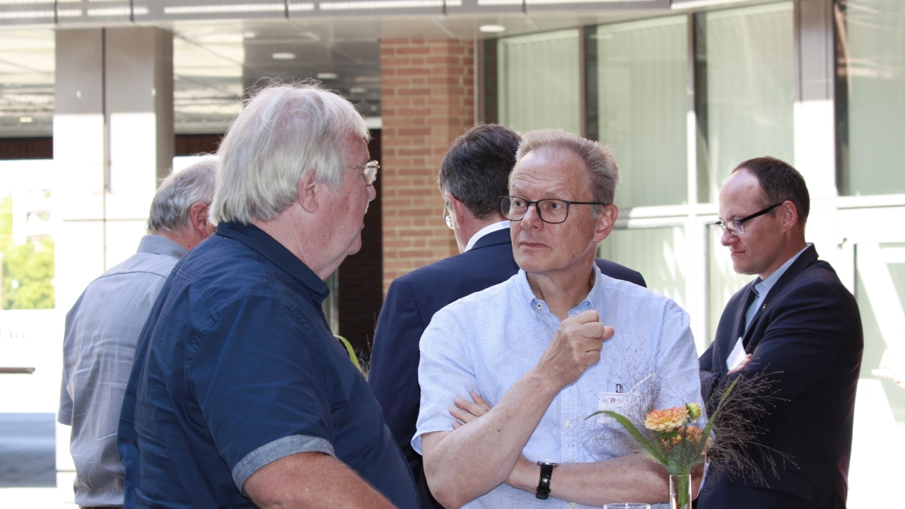 Konferenzteilnehmer im Gespräch