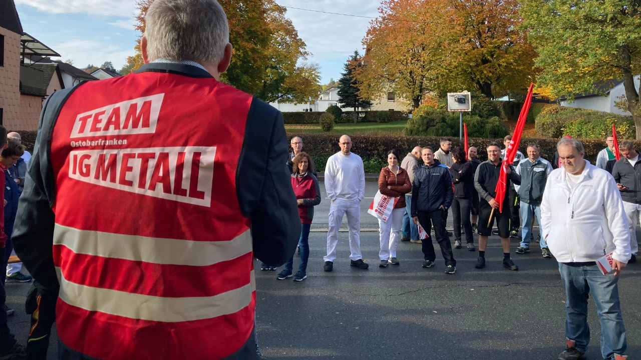 Am Standort Geroldsgrün in Ostoberfranken haben sich heute 100 Beschäftigte am Warnstreik beteiligt und für eine Stunde die Produktion weitgehend lahmgelegt.