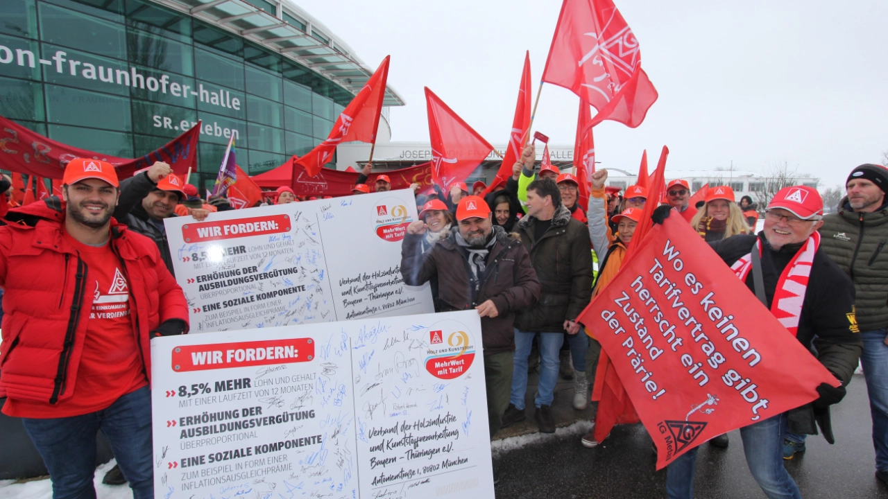 450 Beschäftigte aus neun Betrieben der bayerischen holz- und kunststoffverarbeitenden Industrie haben am 7. Dezember 2023 in Straubing mit einer Demonstration vor der ersten Tarifverhandlung Druck auf die Arbeitgeber gemacht. Beteiligte Betriebe: Heyco (Tittling), Sanipa (Treuchtlingen), Novem Car Interior (Vorbach), Jeld-Wen (Oettingen), Bayerwald (Neukirchen), Völkl (Straubing), Peri (Weißenhorn), Steelcase (Rosenheim) und Hamberger (Stephanskirchen).
