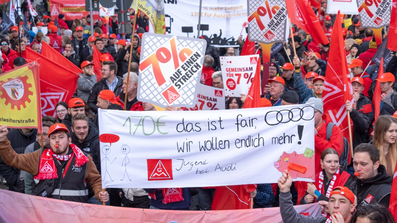 3500 Metaller*innen demonstrieren vor der 2. Tarifverhandlung Metall & Elektro in Nürnberg für 7 Prozent mehr Geld und 170 Euro mehr Azubi-Vergütung.