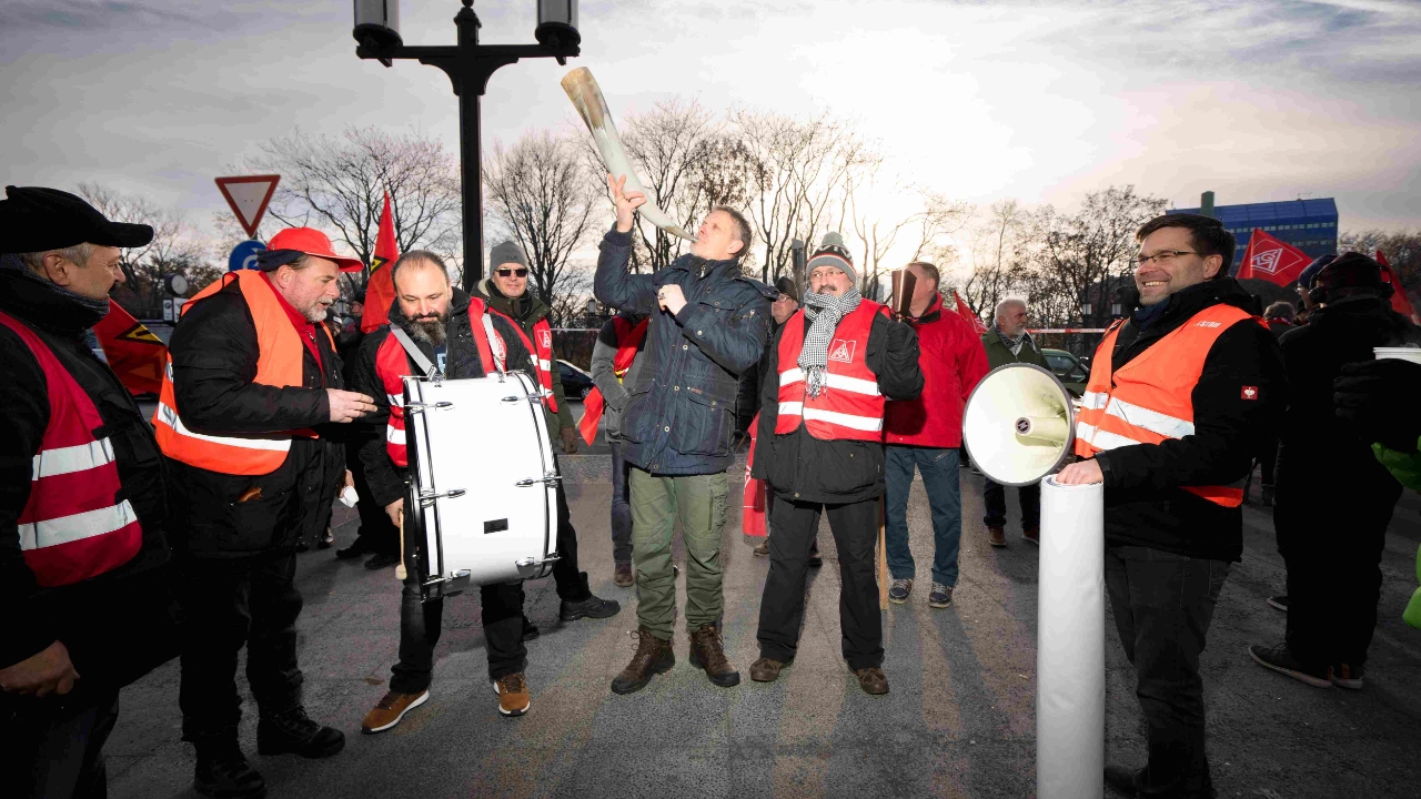 Bayerische Beschäftigte bei der Kundgebung am Rande der 2. Tarifverhandlung in der Leiharbeit in Berlin