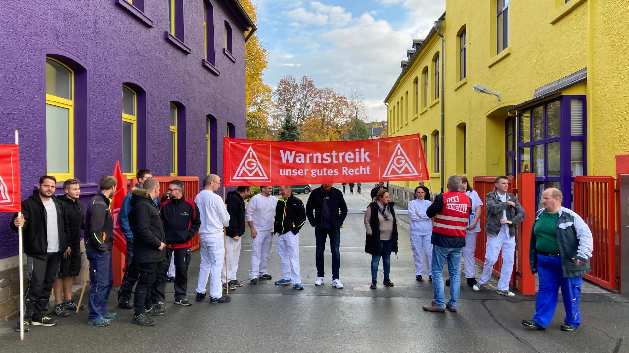 Am Standort Geroldsgrün in Ostoberfranken haben sich heute 100 Beschäftigte am Warnstreik beteiligt und für eine Stunde die Produktion weitgehend lahmgelegt.