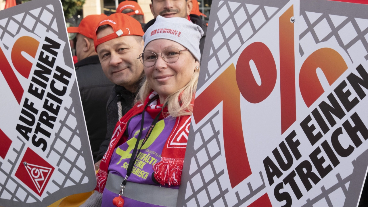 3500 Beschäftigte haben bei der 2. Tarifverhandlung für die bayerische Metall- und Elektroindustrie in Nürnberg für 7 Prozent mehr Geld und 170 Euro mehr für Auszubildende demonstriert.