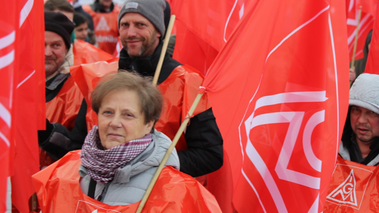 450 Beschäftigte aus neun Betrieben der bayerischen holz- und kunststoffverarbeitenden Industrie haben am 7. Dezember 2023 in Straubing mit einer Demonstration vor der ersten Tarifverhandlung Druck auf die Arbeitgeber gemacht. Beteiligte Betriebe: Heyco (Tittling), Sanipa (Treuchtlingen), Novem Car Interior (Vorbach), Jeld-Wen (Oettingen), Bayerwald (Neukirchen), Völkl (Straubing), Peri (Weißenhorn), Steelcase (Rosenheim) und Hamberger (Stephanskirchen).