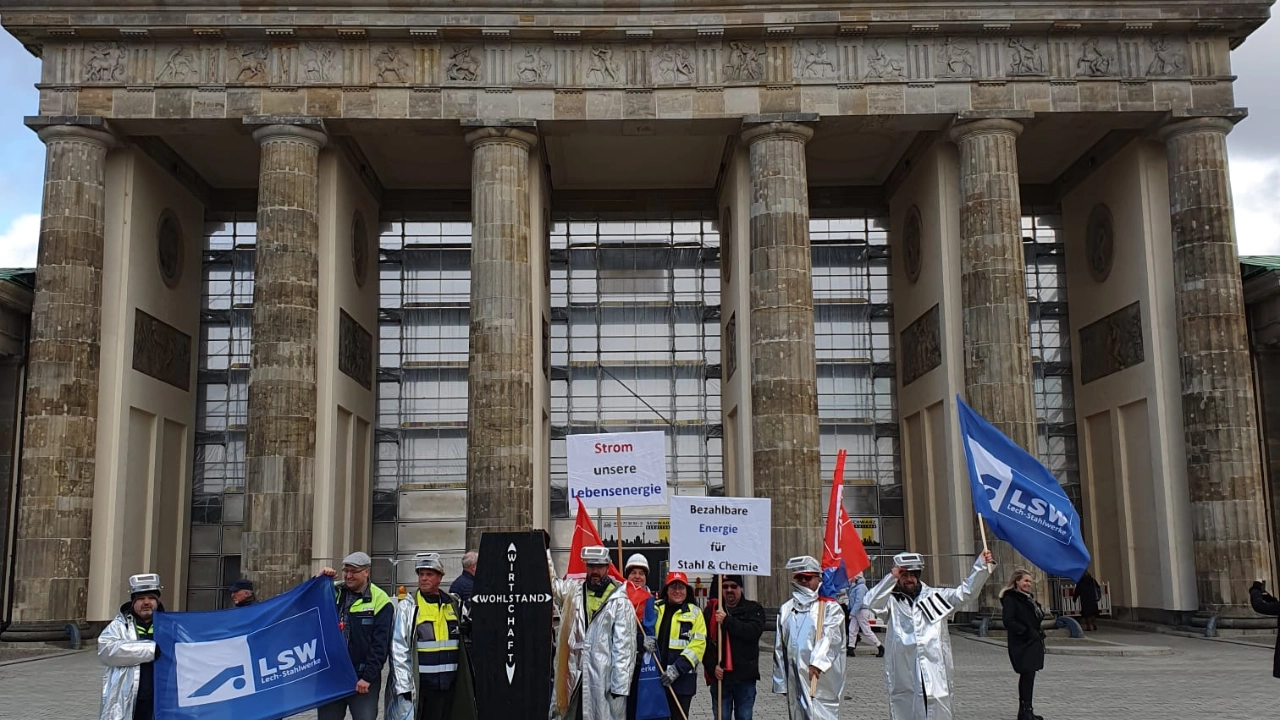 Aktionstag Brückenstrompreis: Beschäftige Lech-Stahlwerke in Meitingen demonstrieren in Berlin