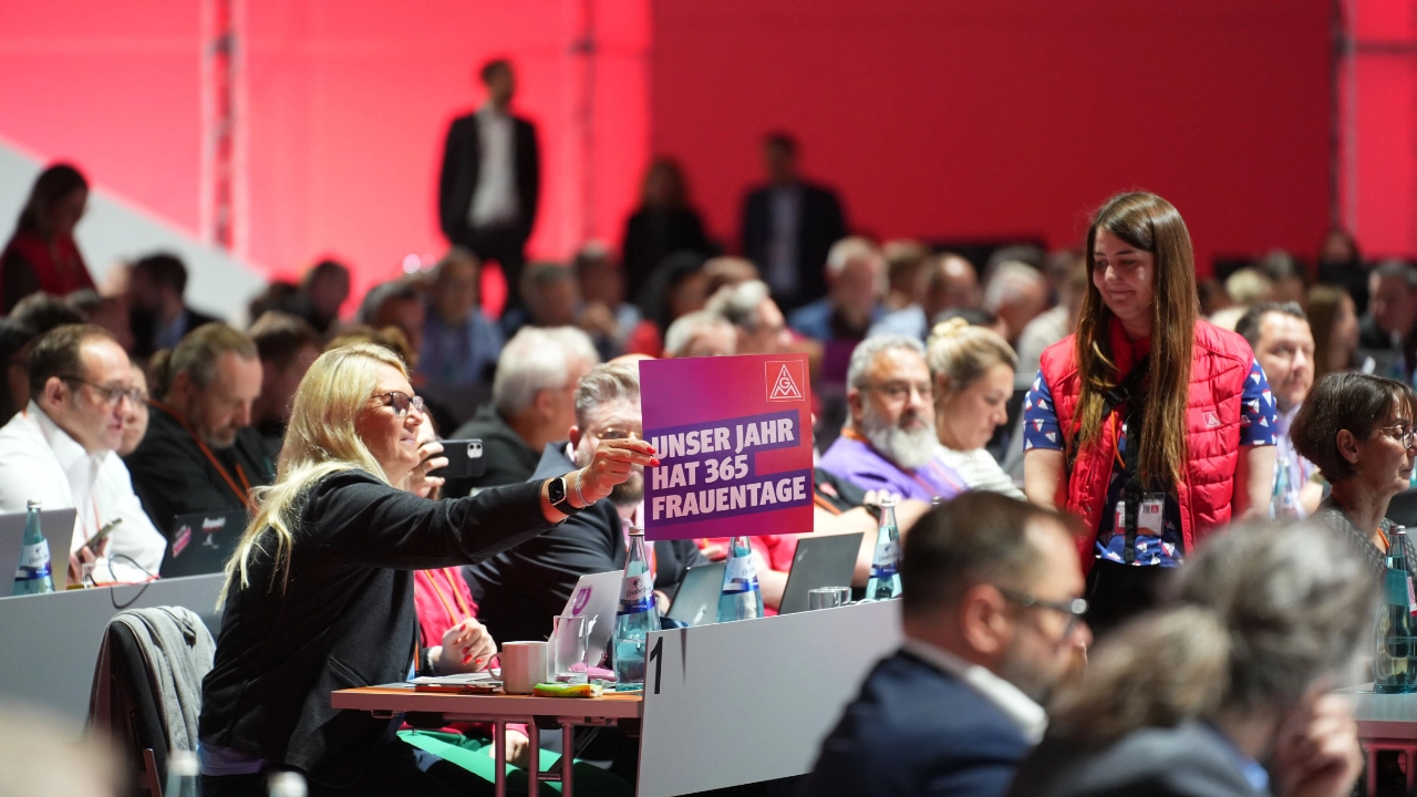Eine Delegierte hält ein Schild hoch beim Gewerkschaftstag 
