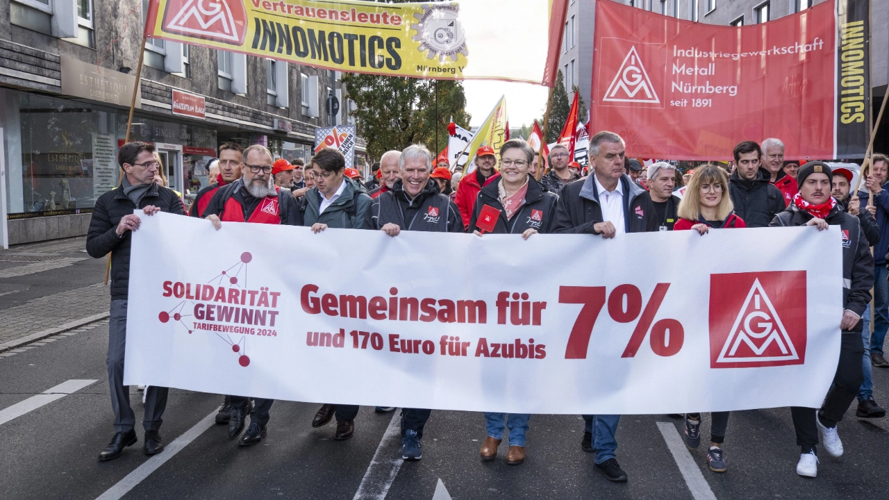 3500 Beschäftigte haben bei der 2. Tarifverhandlung für die bayerische Metall- und Elektroindustrie in Nürnberg für 7 Prozent mehr Geld und 170 Euro mehr für Auszubildende demonstriert.