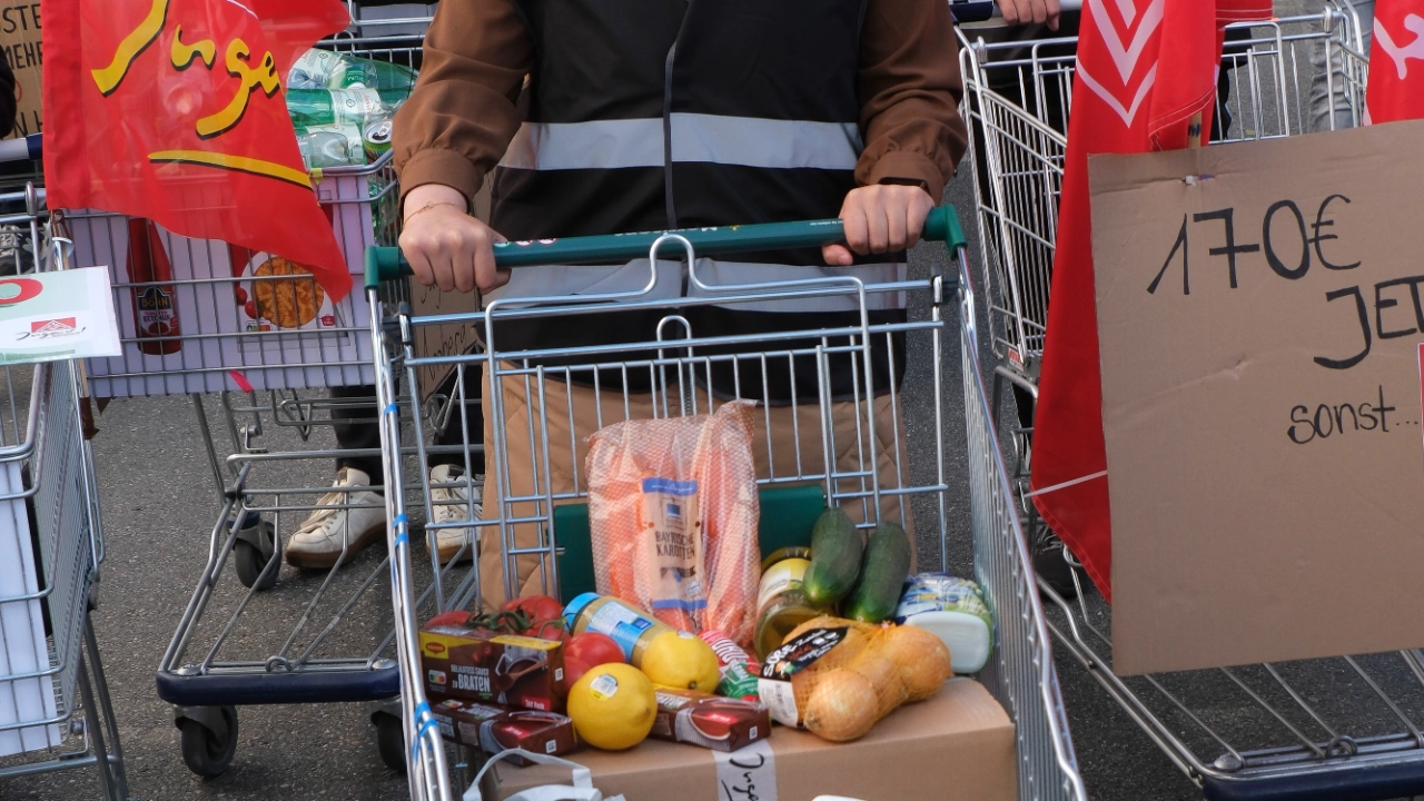 5000 Beschäftigte demonstrieren bei der 1. Tarifverhandlung für die bayerische Metall- und Elektroindustrie 2024 in München für 7 Prozent mehr Geld und 170 Euro mehr für Azubis.