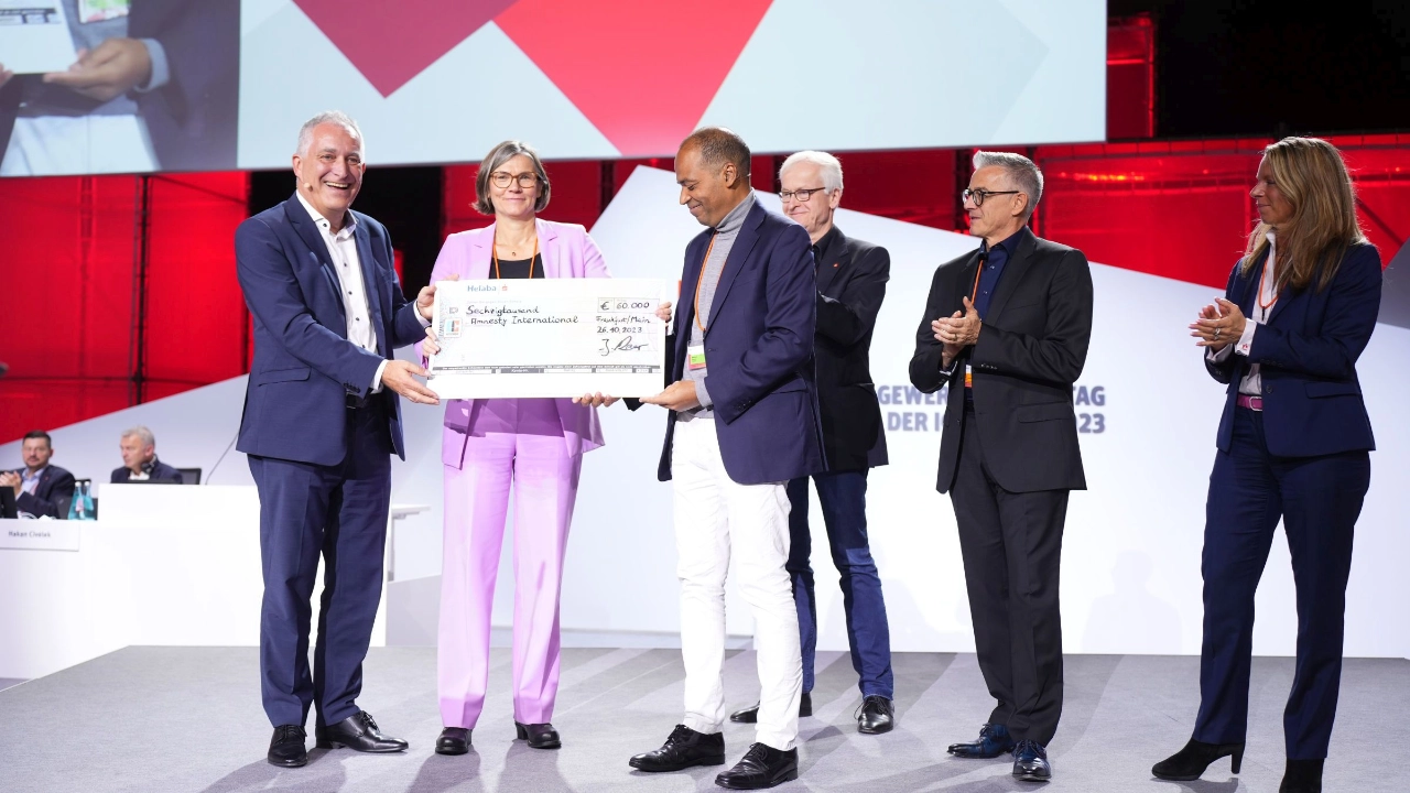 Spendenübergabe an Amnesty International auf dem 25. Ordentlichen Gewerkschaftstag der IG Metall.