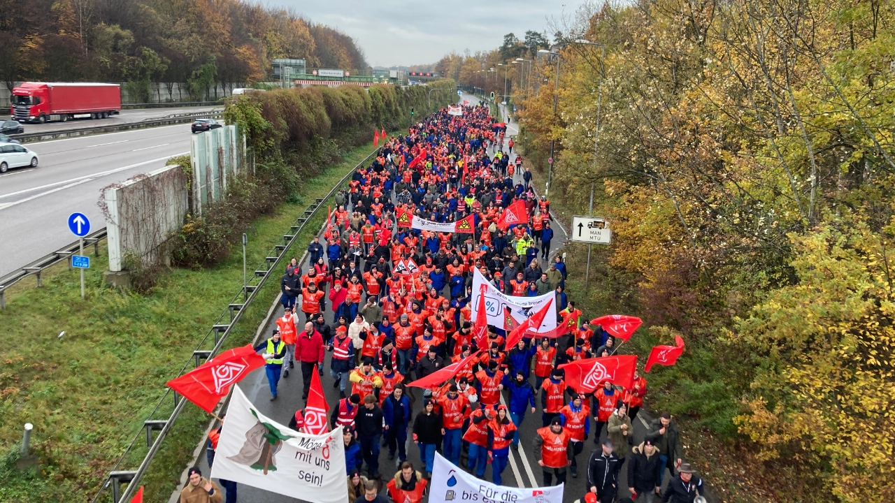Mehrere Firmen, darunter MTU und MAN, streiken gemeinsam in München