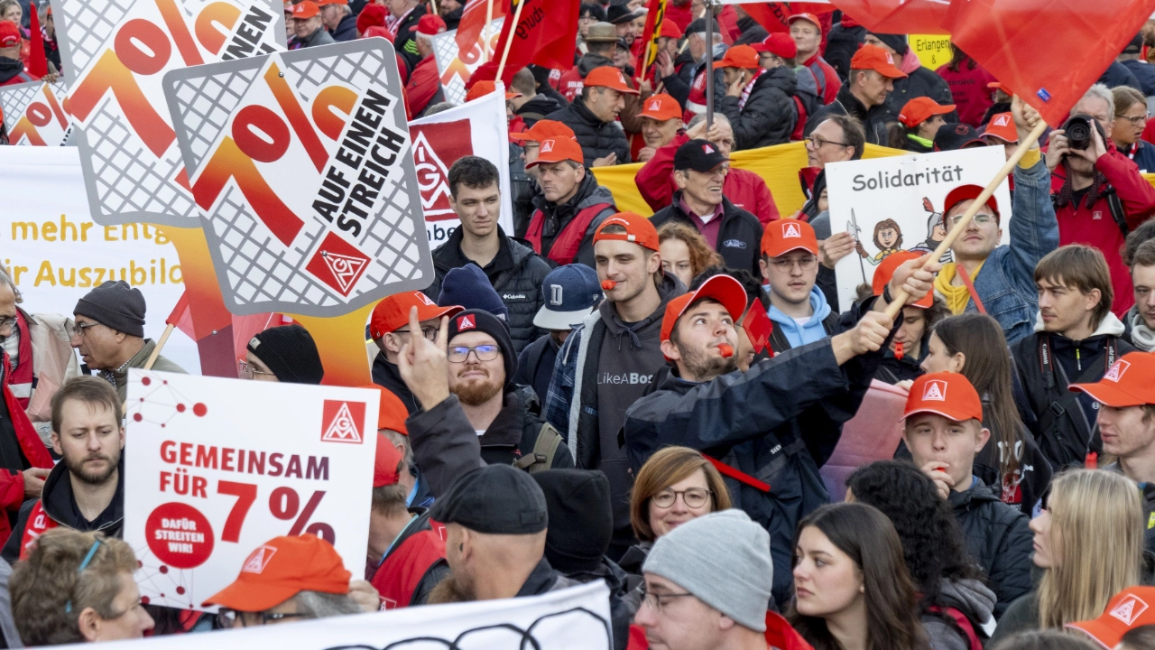 3500 Beschäftigte haben bei der 2. Tarifverhandlung für die bayerische Metall- und Elektroindustrie in Nürnberg für 7 Prozent mehr Geld und 170 Euro mehr für Auszubildende demonstriert.