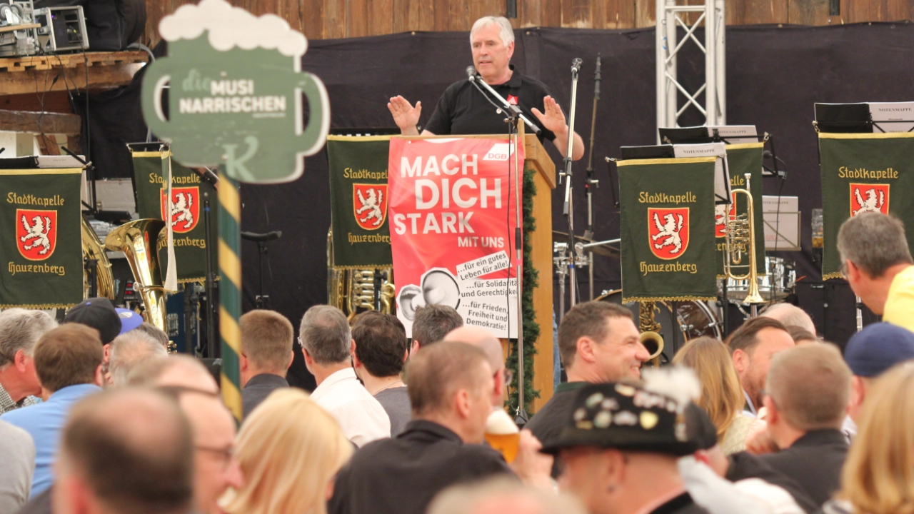 500 Gewerkschafter*innen bei der Kundgebung am Tag der Arbeit 2025 in Passau auf der Maidult.