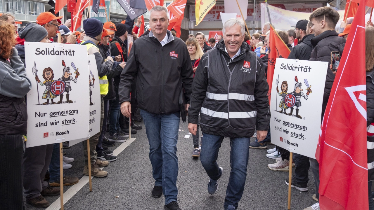 3500 Beschäftigte haben bei der 2. Tarifverhandlung für die bayerische Metall- und Elektroindustrie in Nürnberg für 7 Prozent mehr Geld und 170 Euro mehr für Auszubildende demonstriert.