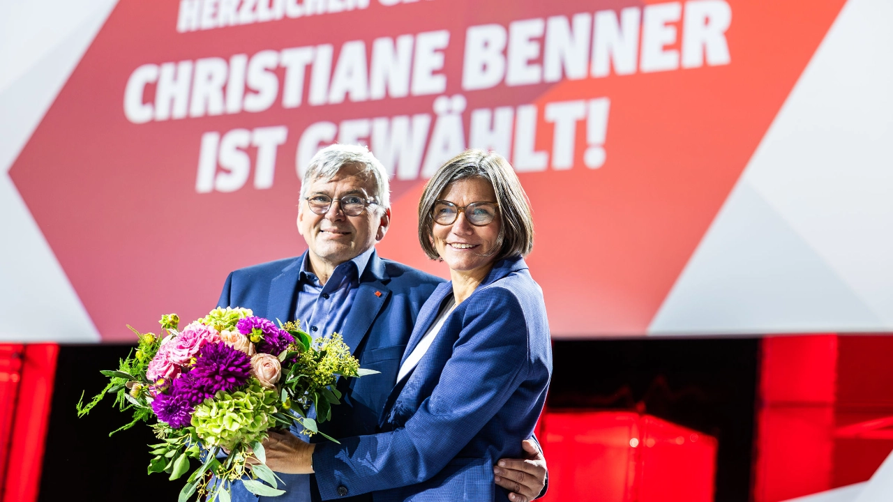 Jörg Hofmann gratuliert Christiane Benner zur Wahl zur Ersten Vorsitzenden der IG Metall