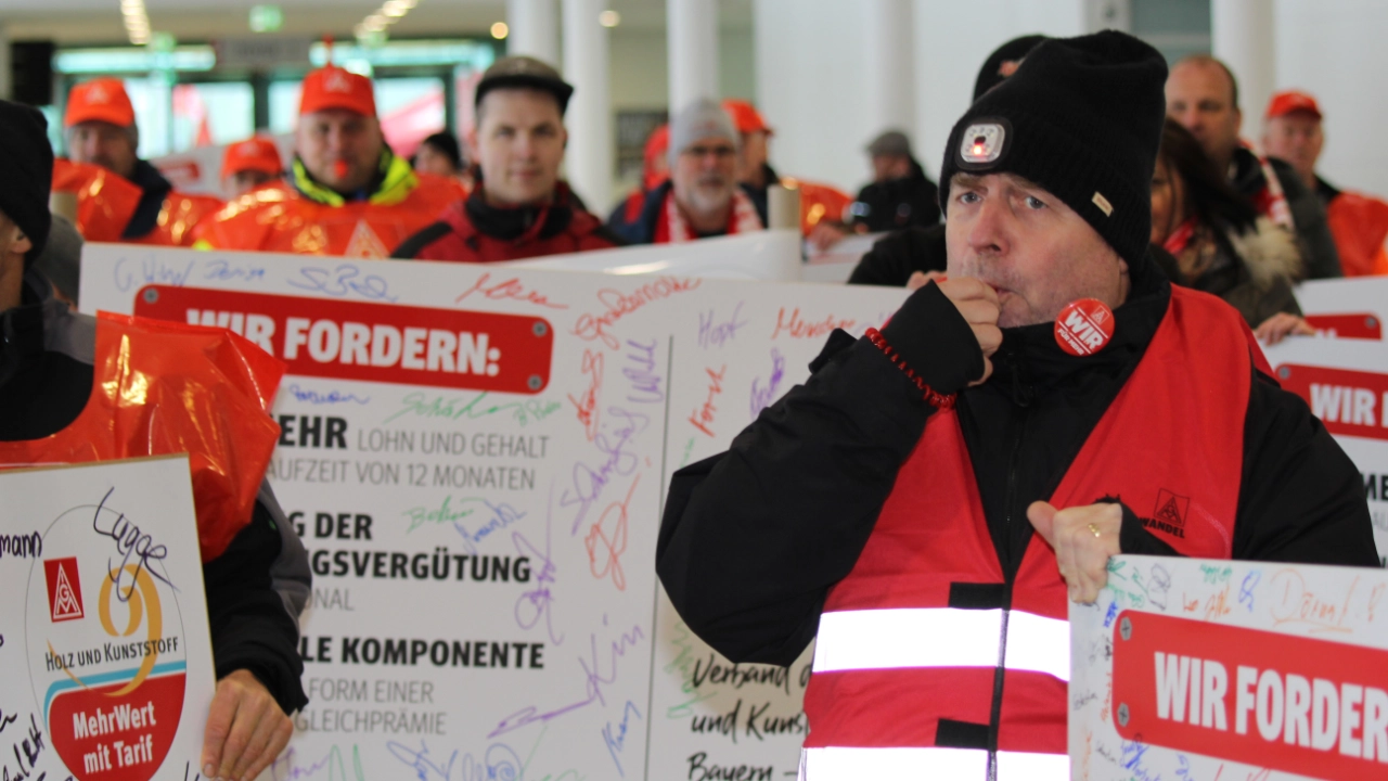 450 Beschäftigte aus neun Betrieben der bayerischen holz- und kunststoffverarbeitenden Industrie haben am 7. Dezember 2023 in Straubing mit einer Demonstration vor der ersten Tarifverhandlung Druck auf die Arbeitgeber gemacht. Beteiligte Betriebe: Heyco (Tittling), Sanipa (Treuchtlingen), Novem Car Interior (Vorbach), Jeld-Wen (Oettingen), Bayerwald (Neukirchen), Völkl (Straubing), Peri (Weißenhorn), Steelcase (Rosenheim) und Hamberger (Stephanskirchen).