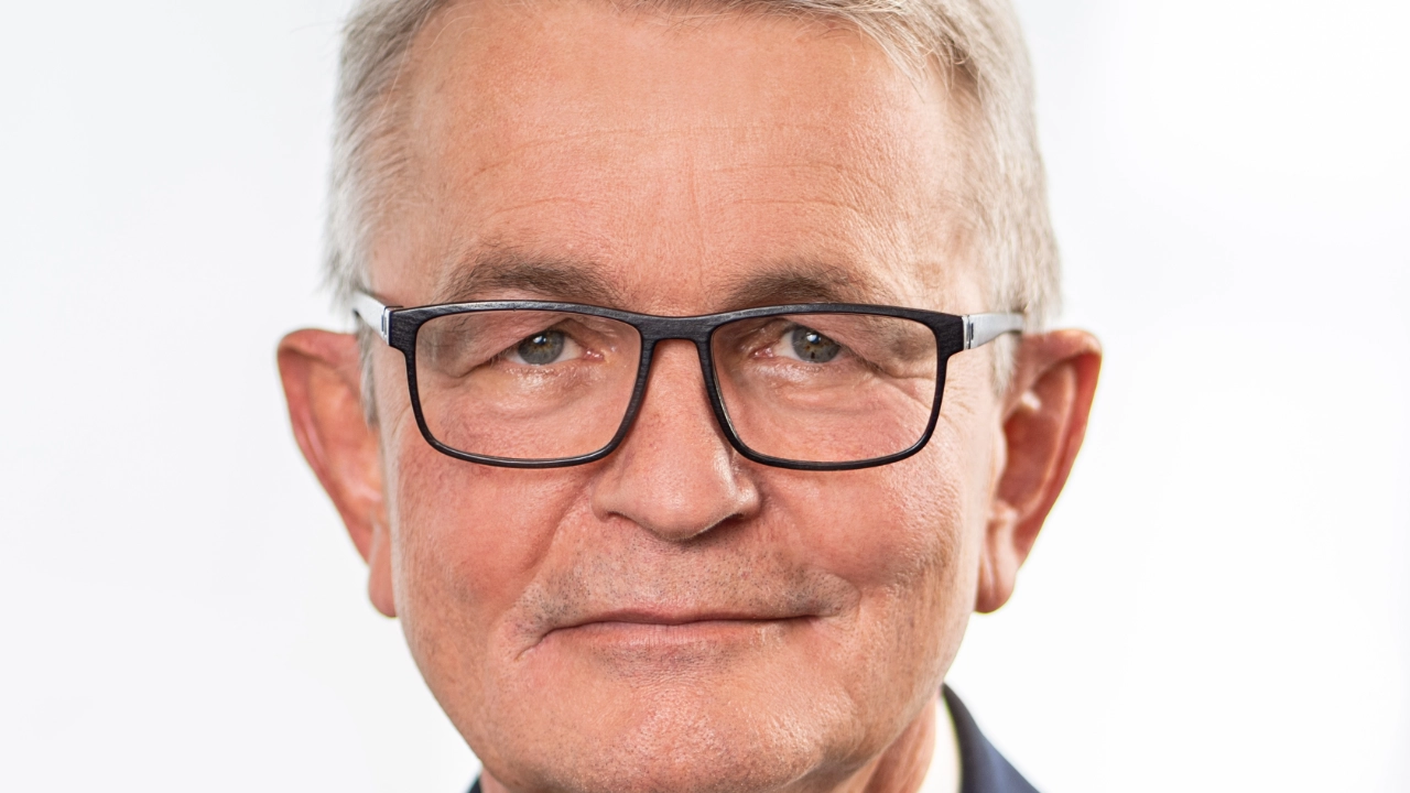 Bertram Brossardt, Hauptgeschäftsführer vbm: Jacky geht in den verdienten Ruhestand und es bleibt eine menschliche und tarifpolitische Lücke. Seine zwei Gesichter: das des knochenharten Verhandlers auf der öffentlichen Bühne und das des taktischen, aber feinfühligen Strategen im Hinterzimmer. Dabei war er immer ehrlich und geradeaus. Das gute Verhältnis hat zu einer funktionierenden Tarifpartnerschaft beigetragen – er wird mir fehlen.