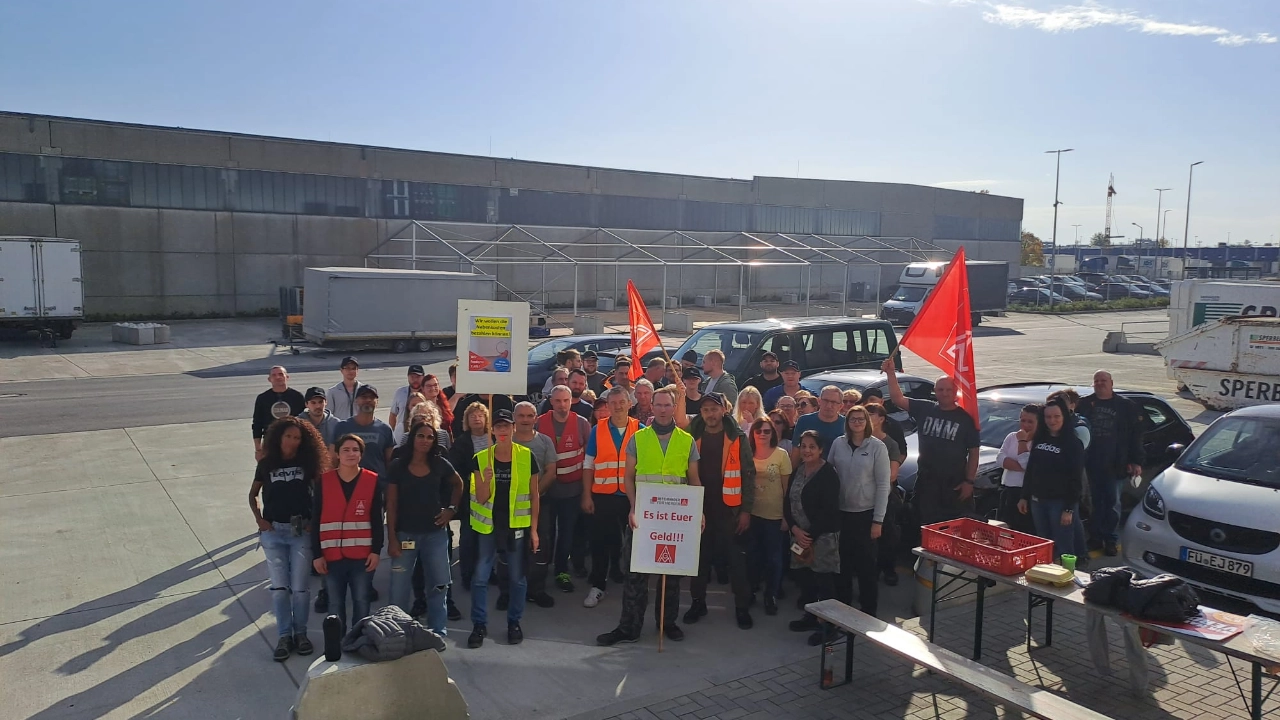 In der Zentrale von Faber-Castell in Stein bei Nürnberg haben sich 300 Beschäftigte an dem einstündigen Warnstreik beteiligt.