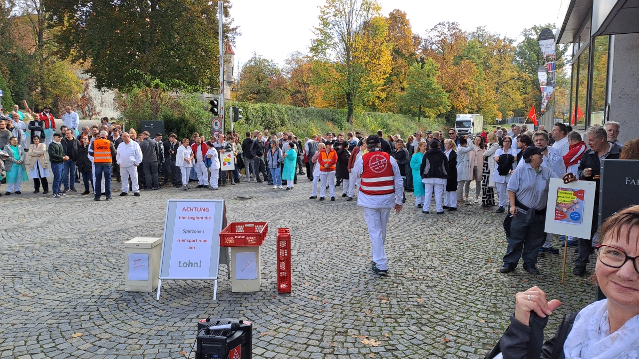 In der Zentrale von Faber-Castell in Stein bei Nürnberg haben sich 300 Beschäftigte an dem einstündigen Warnstreik beteiligt.