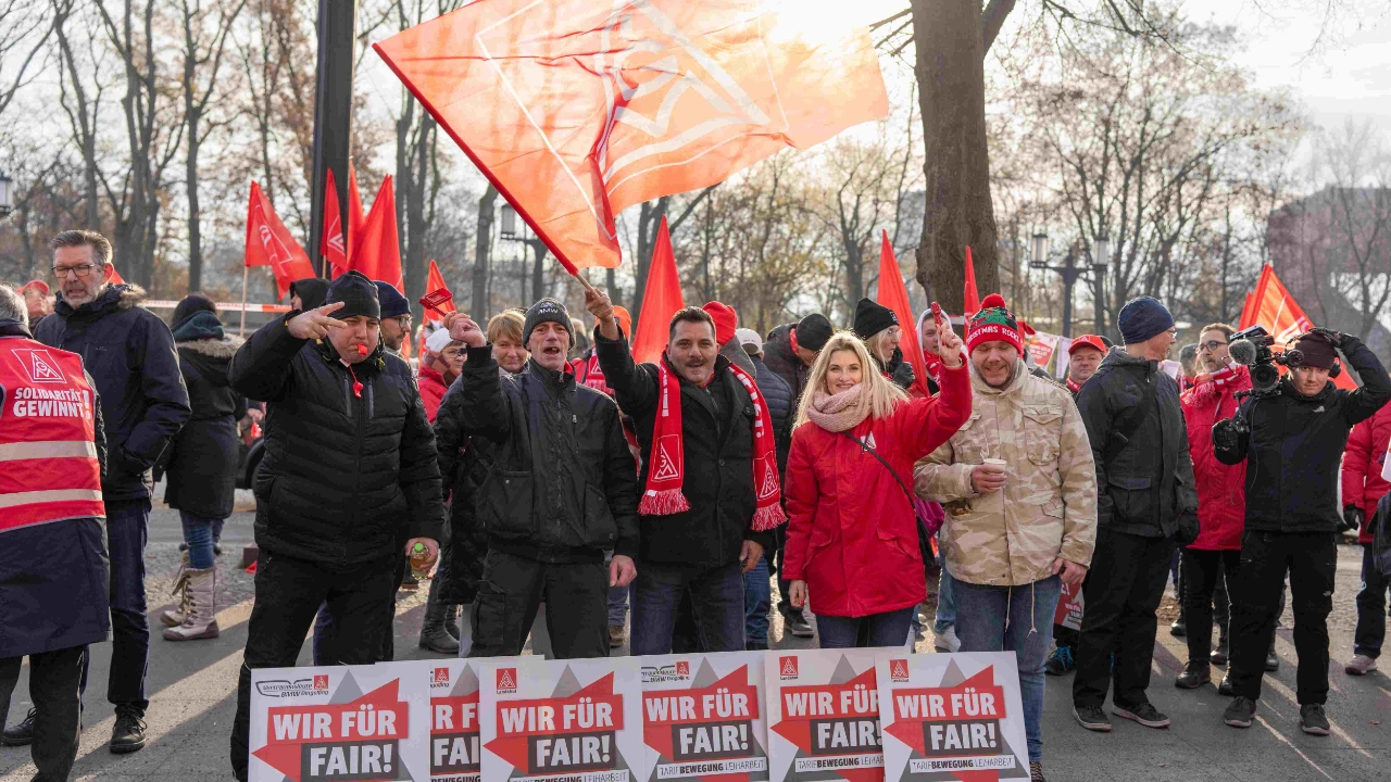 Bayerische Beschäftigte bei der Kundgebung am Rande der 2. Tarifverhandlung in der Leiharbeit in Berlin