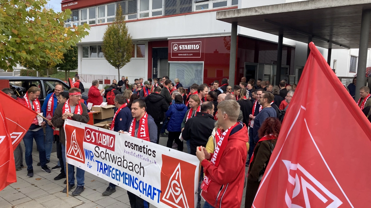 280 Kolleginnen und Kollegen legten bei Schwan-Stabilo in Weißenburg ihre Arbeit nieder
