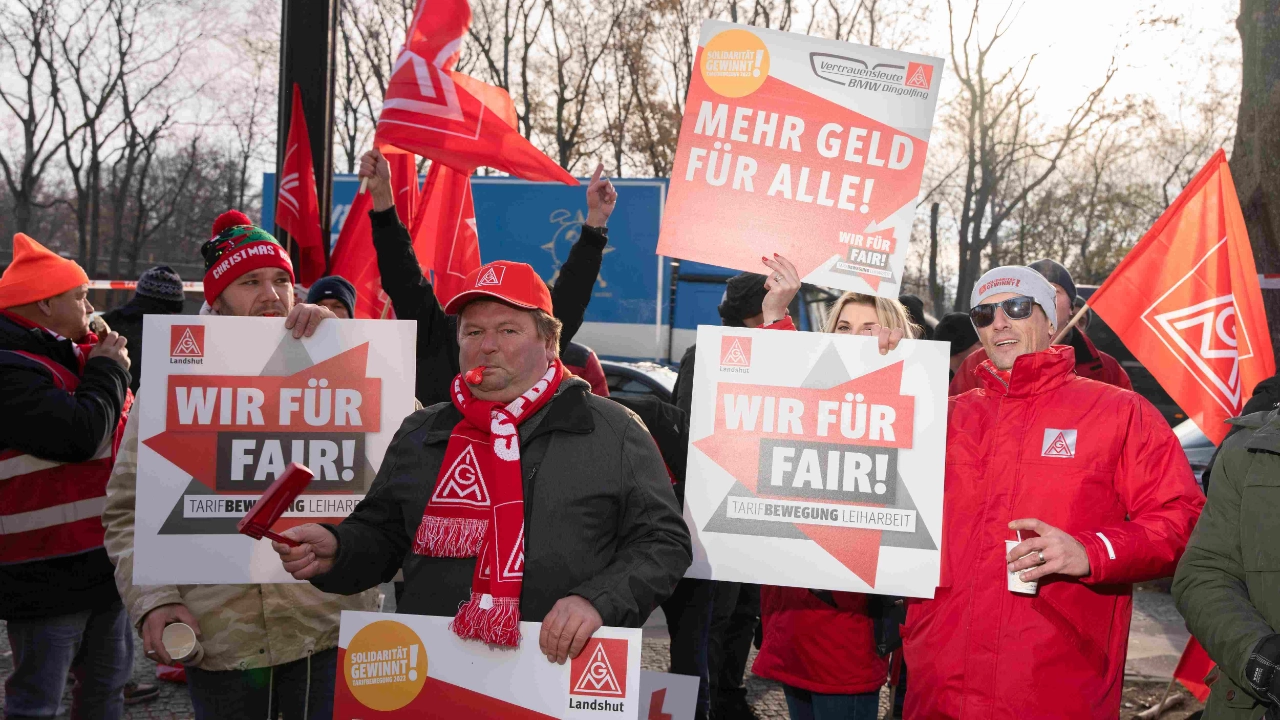 Bayerische Beschäftigte bei der Kundgebung am Rande der 2. Tarifverhandlung in der Leiharbeit in Berlin