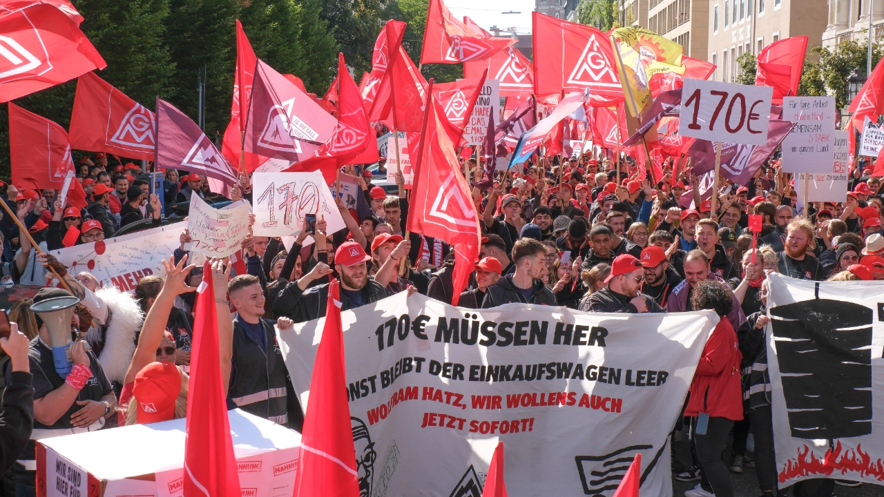 5000 Beschäftigte demonstrieren bei der 1. Tarifverhandlung für die bayerische Metall- und Elektroindustrie 2024 in München für 7 Prozent mehr Geld und 170 Euro mehr für Azubis.